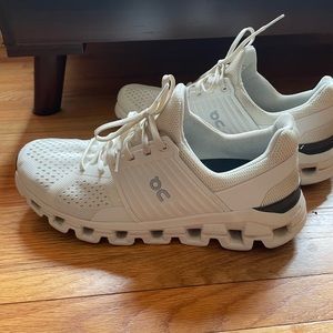 ON cloud shoes - great condition, as pictured. Size 9.5